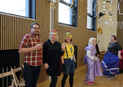 Cieszący się ludzie