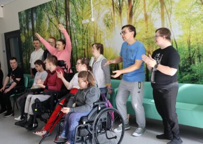 Cieszący się ludzie.