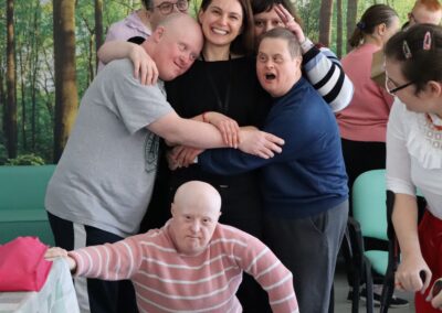 Przytulający się ludzie.