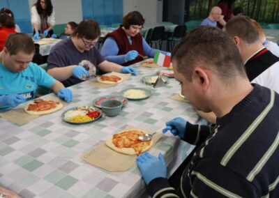 Przygotowanie pizzy.