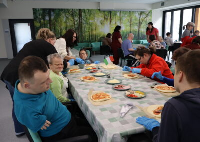 Przygotowanie pizzy.