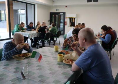 Ludzie jedzący pizze