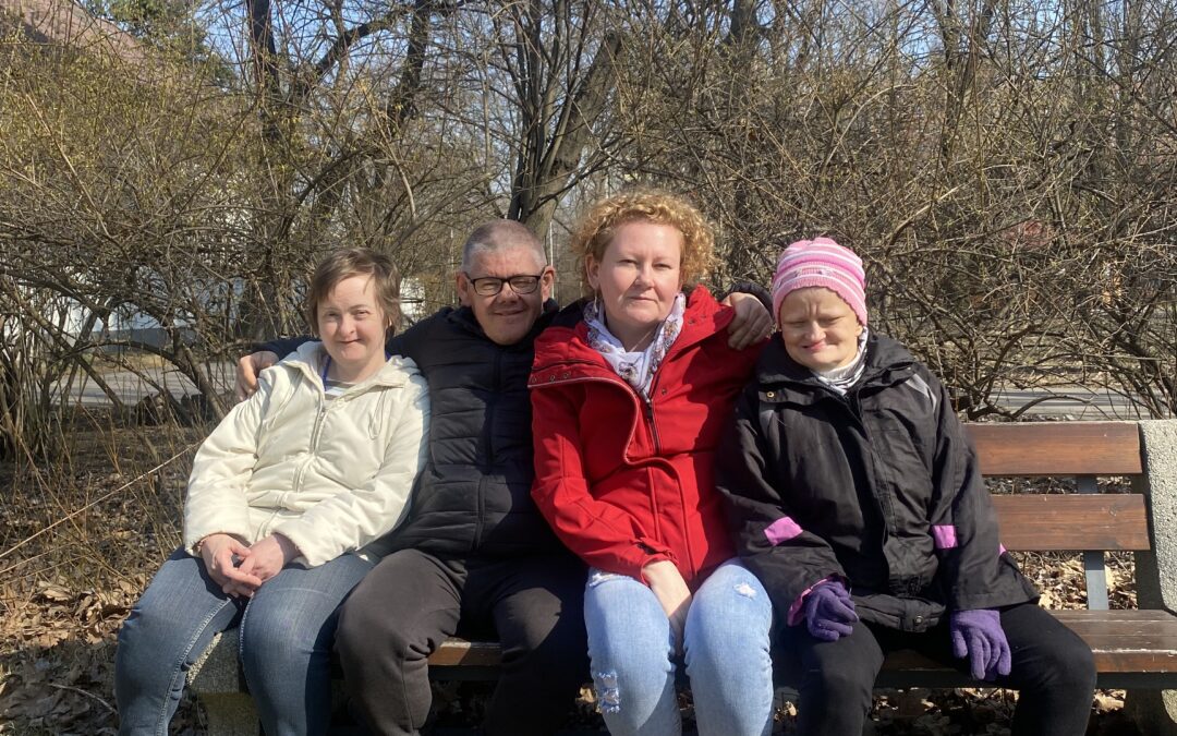 Ludzie siedzący na ławce.