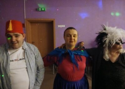 Zdjęcie bawiących się osób.