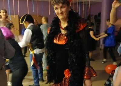 Postać na tle balonów