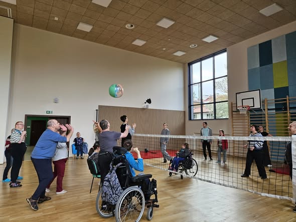 Graliśmy w siatkówkę – piłka latała, emocje skakały, a my…